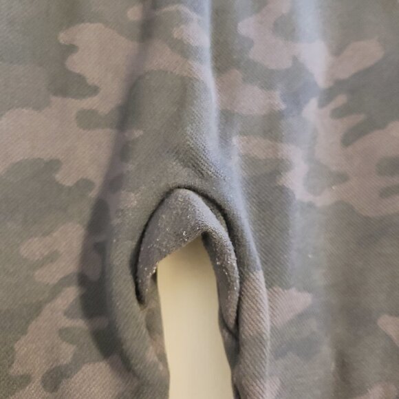 Spanx | Women's Camo Print Look At Me Now Seamless Cropped Leggings (Size Small) - Picture 9 of 12